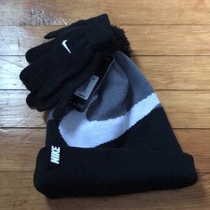 New with tags Nike Hat and glove Set